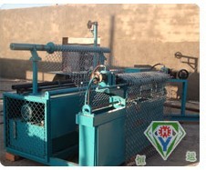 菱形網(wǎng)機(jī) 采用微機(jī)控制，機(jī)電液一體化，自動(dòng)完成吐絲. 剪切， 輸網(wǎng)，鎖邊工序