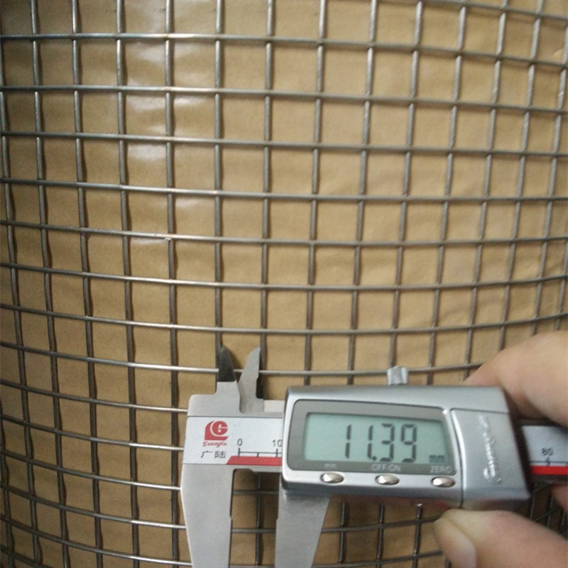 電焊網(wǎng)又稱排焊網(wǎng)、碰焊網(wǎng)、建筑網(wǎng)、外墻保溫網(wǎng)、裝飾網(wǎng)、鐵絲網(wǎng)