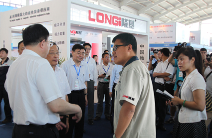 遼寧省省長(zhǎng)陳政高參觀隆基電磁展臺(tái)