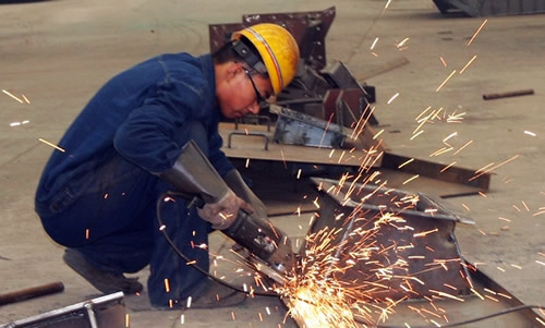 太行振動機(jī)械車間工人在切割設(shè)備