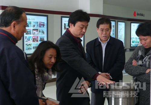 人民日報總編室副主任——胡果一行采訪陸凱科技總經(jīng)理
