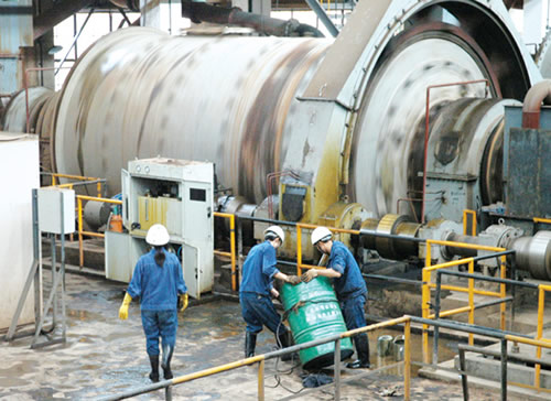 白馬選礦廠精礦管道輸送工程大型磨面機(jī)、德瑞克振動(dòng)篩車間