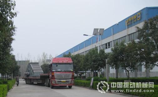 河南金特振動(dòng)海南礦業(yè)3645振動(dòng)篩發(fā)貨現(xiàn)場