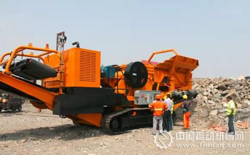 山寶CT710J 履帶式移動破 開到現(xiàn)場后，先進行簡單的鋼結構安裝?，F(xiàn)場沒有請吊機，只用挖機助力即可，很簡單。
