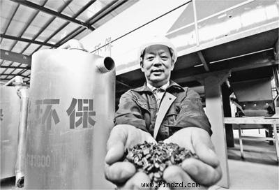 劉子光在展示經(jīng)垃圾處理設(shè)備分離后，加工成的塑料顆粒。