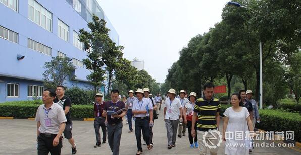 湘鄉(xiāng)百余名干部群眾赴外地參觀先進(jìn)垃圾焚燒發(fā)電廠