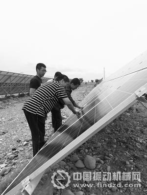太陽能光伏板無水除塵機器人研發(fā)團隊在光伏發(fā)電站考察