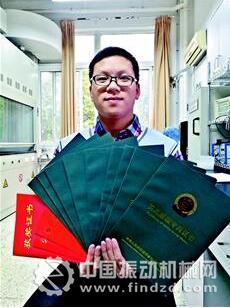 黃明柱展示他的部分專利和獲獎(jiǎng)證書