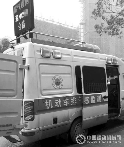 長沙市機動車排氣污染監(jiān)控中心在路口設(shè)置遙感監(jiān)測車