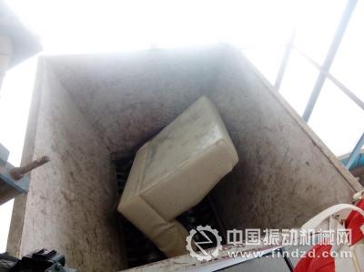 舊沙發(fā)在破碎機(jī)內(nèi)