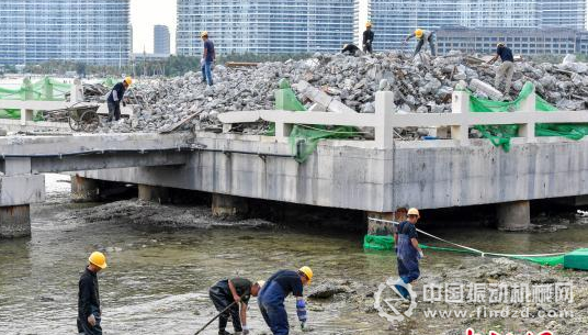 三亞洲際度假酒店海上餐廳項(xiàng)目拆除，工人正在海水中撿拾落入的建筑垃圾，避免二次污染。