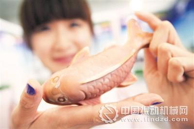 用餐廚垃圾提煉的油脂制作的“魚(yú)”造型的肥皂