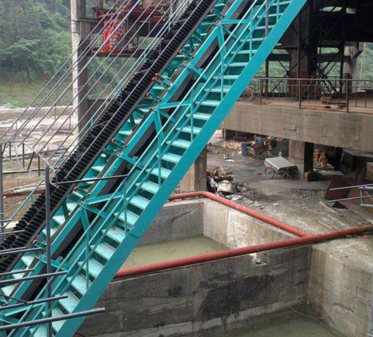 大傾角皮帶輸送機(jī)2.jpg