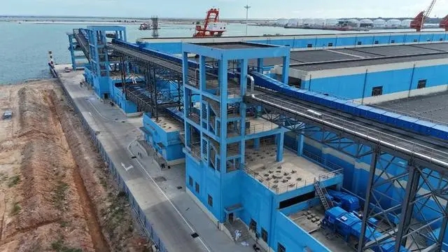 新建的化肥倉庫帶式輸送機作業(yè)線。中交一航局供圖